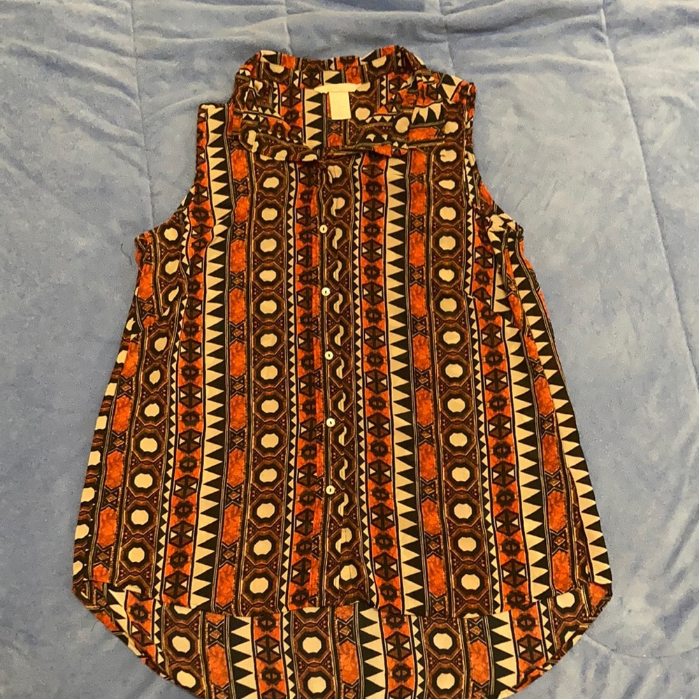 H & M women’s no sleeve colorful blouse. Size 8.